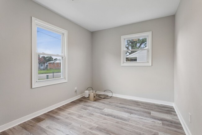 Building Photo - Updated ranch in Portsmouth!