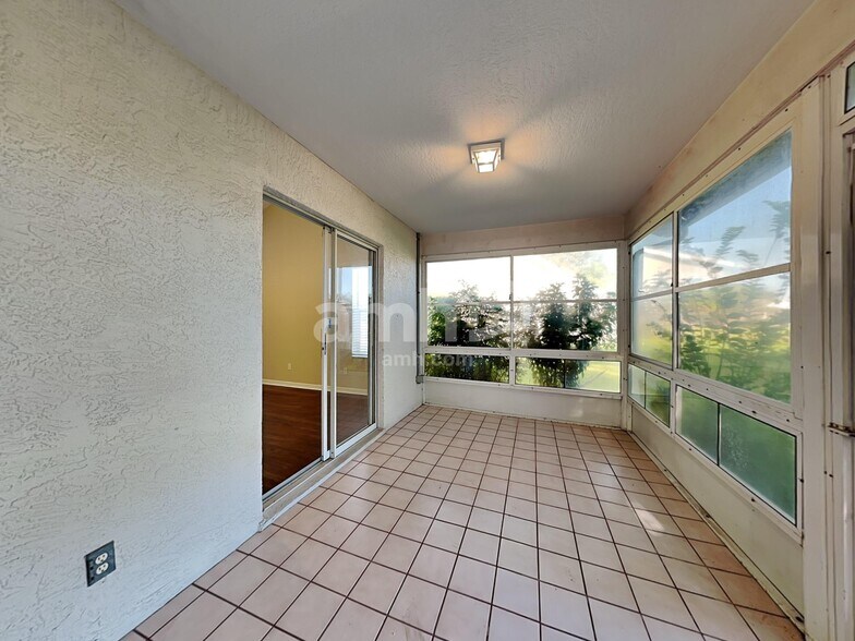 Building Photo - 3334 Lakeview Cir