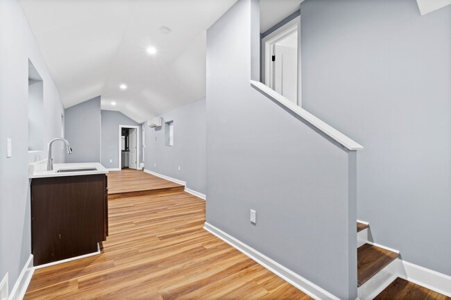 Building Photo - Newly Renovated, In-law Suite, Master on t...