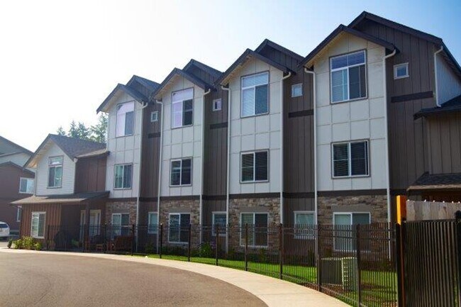 Building Photo - 1 bedroom Townhome with attached garage