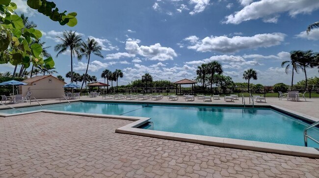 Building Photo - 2555 Collins Ave