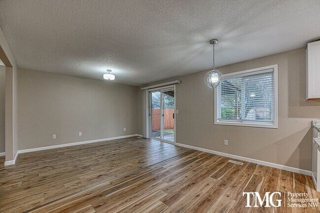 Building Photo - Wonderful 2 Story 3 Bed 2.5 Bath Home in Five Corners!