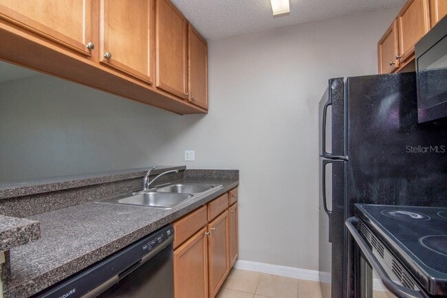 Building Photo - 302 Lake Parsons Green