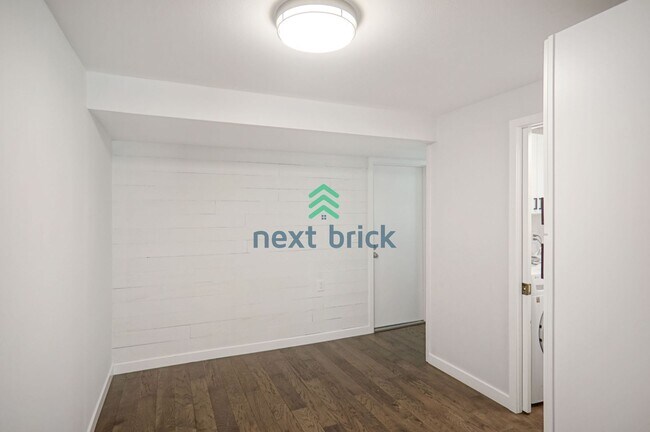 Building Photo - 3 Bed, 2.5 Bath Single Family Available fo...