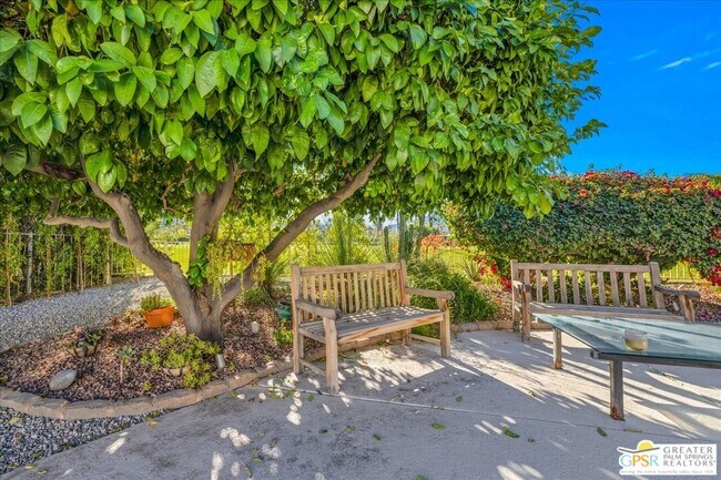 Building Photo - 605 E Sierra Way