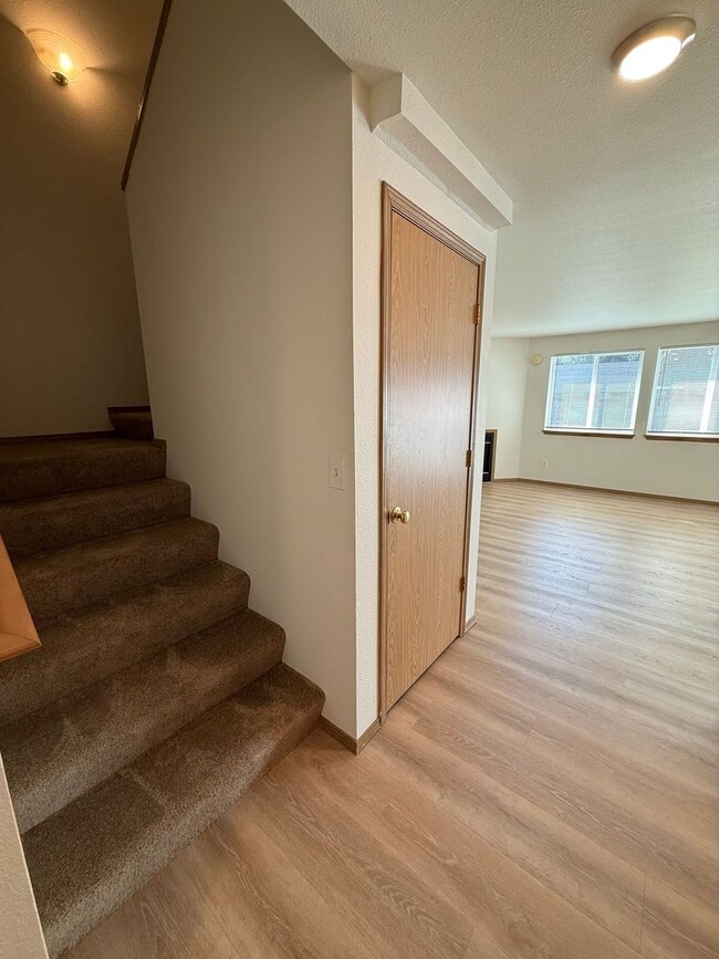 Building Photo - 3 bedroom 2.5 bathroom duplex with large fenced backyard available!!