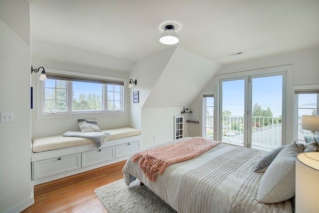 Building Photo - 3 bedroom 2.5 View Property Beach Access  ...