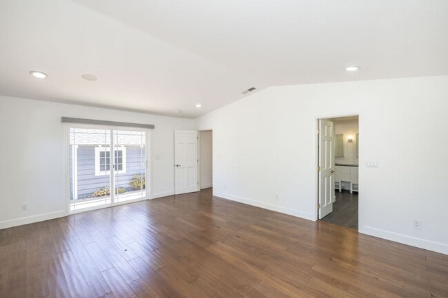 Building Photo - Beautifully Remodeled 4 Bed, 3 Bath Home w...