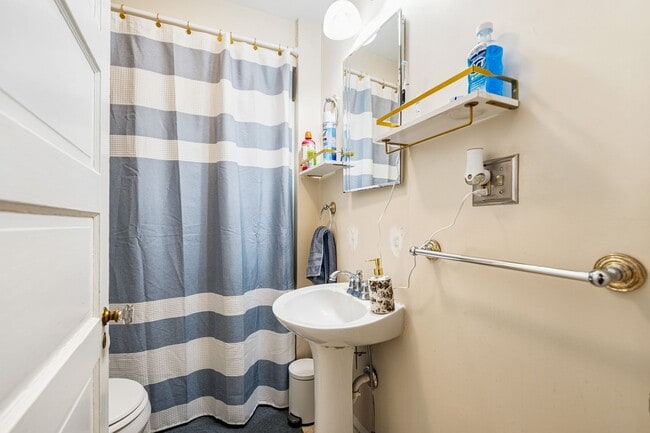 Building Photo - Prime UNC Location – 2BR Home Across from UNC Public Health