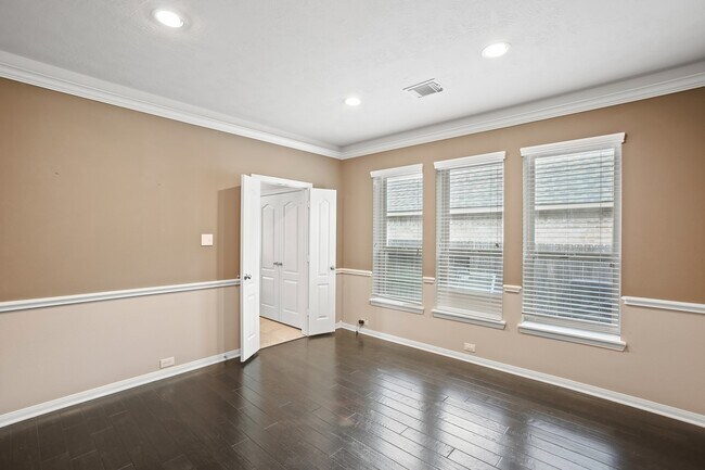 Building Photo - 1606 Sunderland Dr