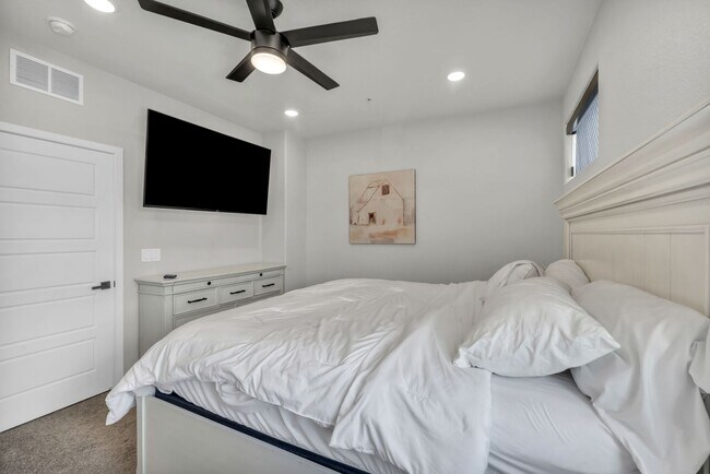 Building Photo - Fully Furnished Modern Townhome with utilities included and flexible lease options available
