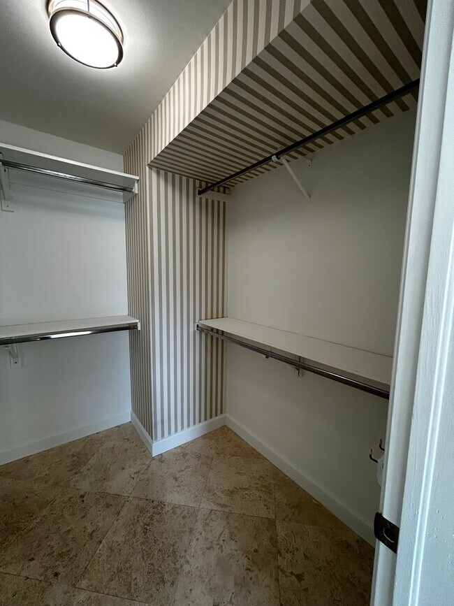 Building Photo - Large 1 Bedroom 1.5 Bath Condo - Steps from Fort Lauderdale Beach!