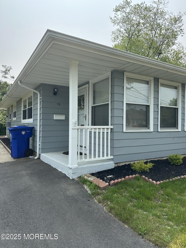 Primary Photo - 19 Niagara Dr