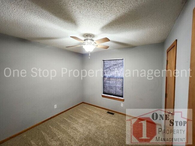 Building Photo - 4 bedroom, 2.5 bathroom, 2 car garage home...