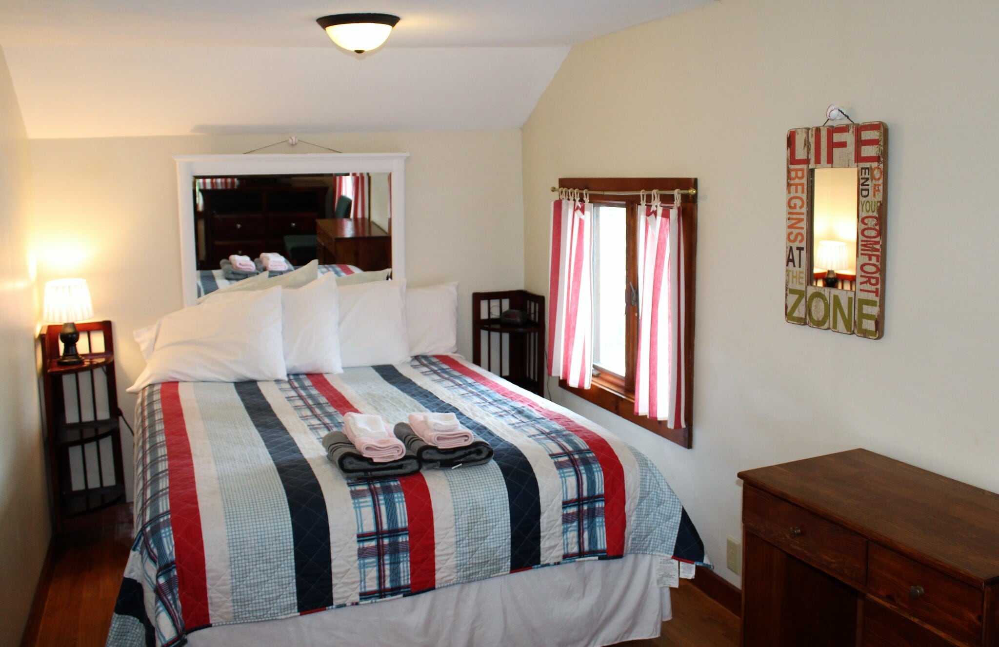 Queen size bed overlooking the lake - 237 Lake Shore Dr S