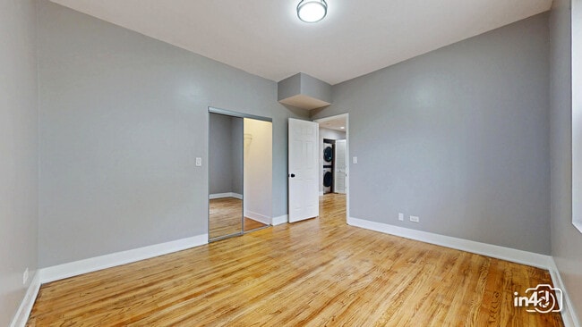 Building Photo - 3925 W Ainslie St