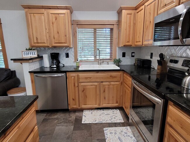 Building Photo - Hank's Hideaway in Sunriver, Furnished, all Utilities Included. Gym access, Hot Tub. 30-day Minim...