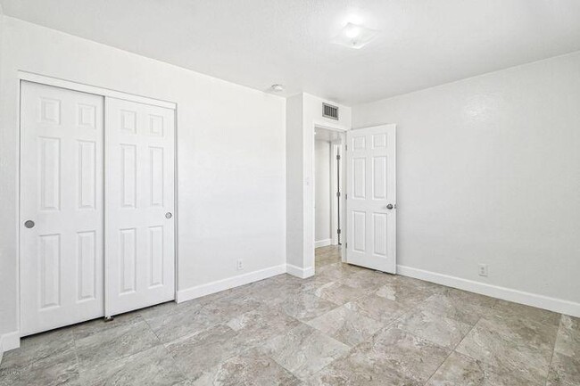 Building Photo - 6518 E Sunnyside Dr