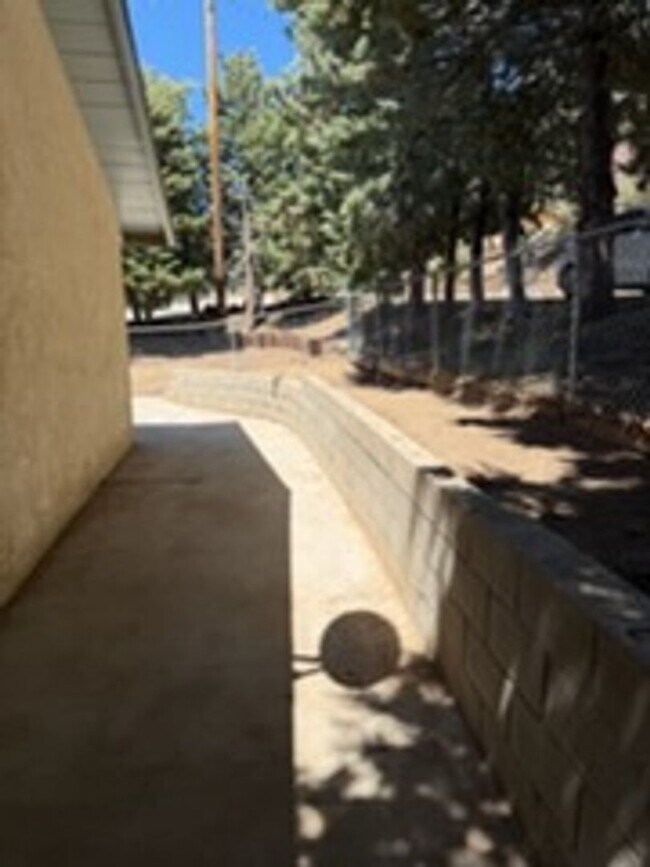Building Photo - Move-In Ready Mountain Retreat with Garage Near Frazier Park & Los Padres Forest