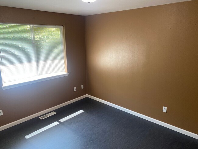 Building Photo - Spacious 3-Bedroom, 2.5-Bath Townhouse In ...