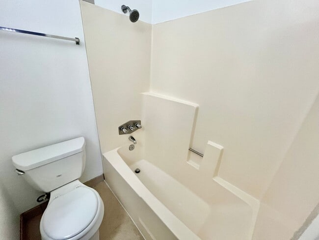 Building Photo - 2BD/2BTH with Central A/C, Private Patio, ...