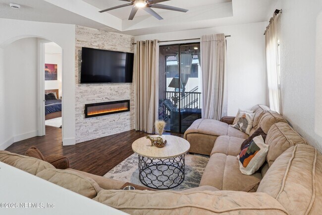 Building Photo - 450 La Travesia Flora