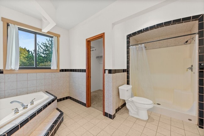 Building Photo - Yelm Country Living | 3 Bed, 3 Bath Home on 2.5 Acres | Solar Panels!