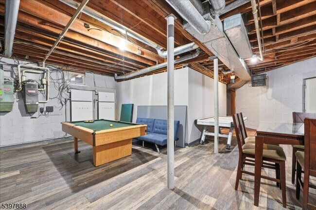 Building Photo - 1605 Justin Pl