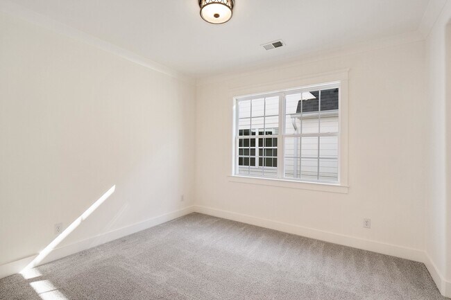 Building Photo - 1117 E Irvin Dr