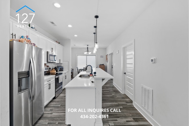 Building Photo - 3BR/2.5BA Townhome in Rustburg – Modern Am...