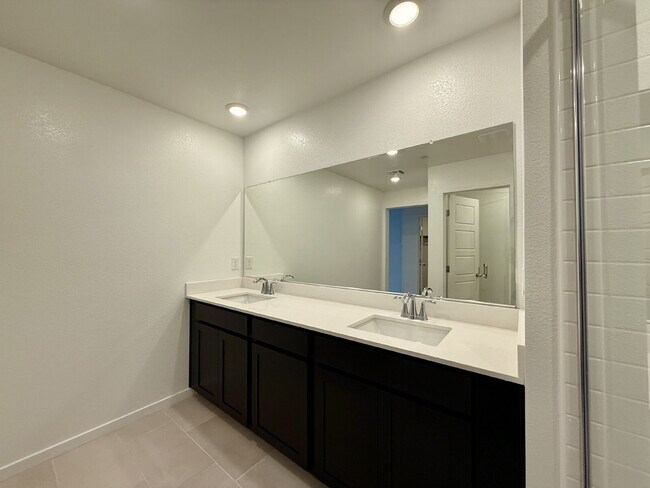 Building Photo - 3 BED 2.5 BATH 2 BALCONY 2 CAR GARAGE TOWNHOUSE IN HENDERSON FOR RENT!!