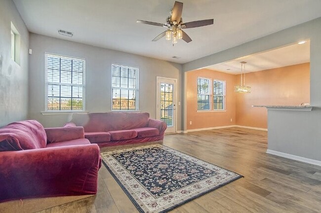 Building Photo - 838 Redbud Ln