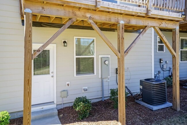 Building Photo - Four Bedroom Townhome!