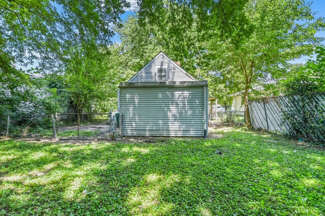 Building Photo - Beautiful 2 Bed Home with Fully Fenced Yard!