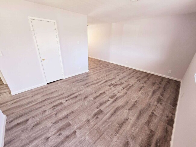 Building Photo - 4360 Twin View Cir