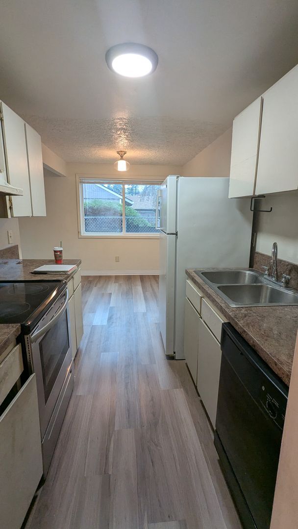 Building Photo - 14616 NE Coast Pine Ct