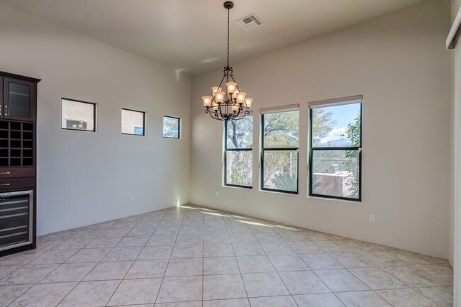 Building Photo - Rare find for this 4 bedroom/3 bath, exqui...