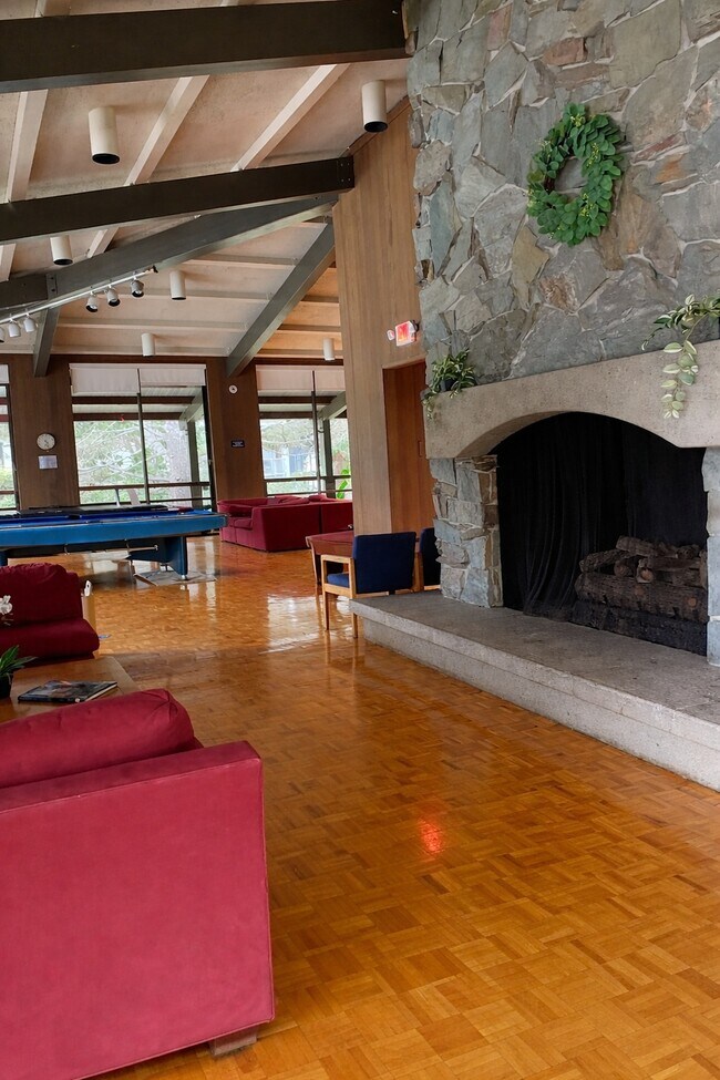 Building Photo - 4 Commodore Dr