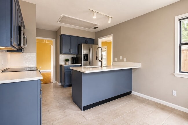 Building Photo - 104 Summit Cove