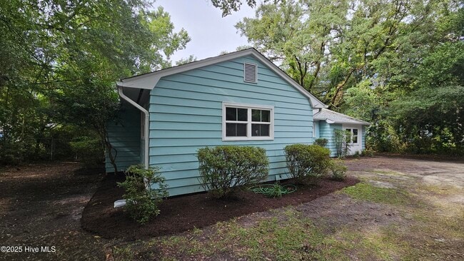 Building Photo - 4929 Oleander Dr
