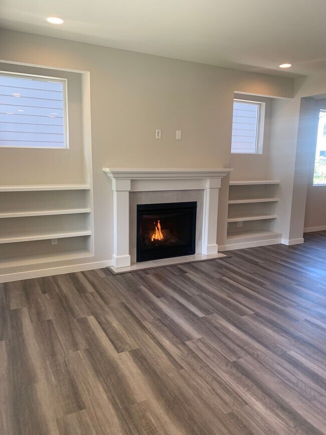 Building Photo - Furnished 4BR/3.5BA Home w/ Modern Ameniti...
