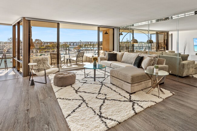 Building Photo - 4267 Marina City Dr