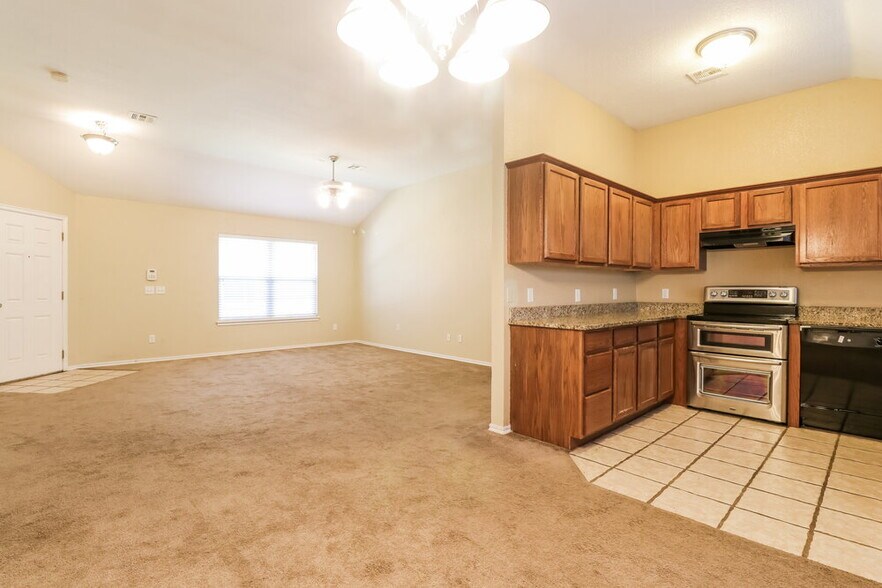 Building Photo - 512 SW 38th Terrace