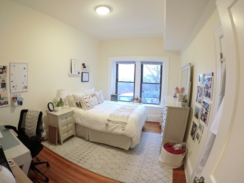 Building Photo - 1476 Beacon St