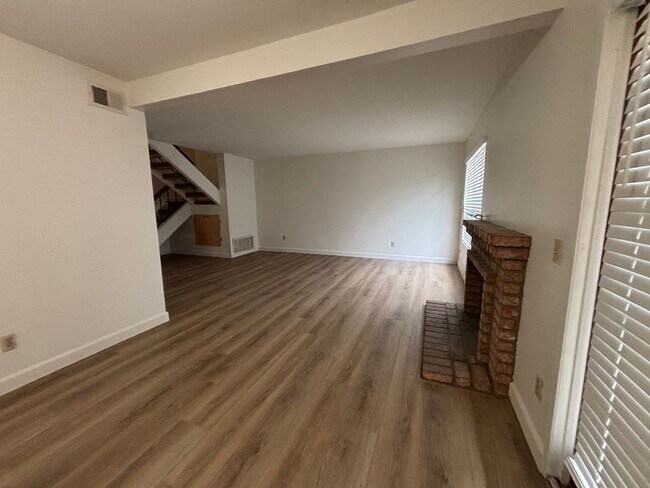 Building Photo - Spacious Updated Bonita Condo
