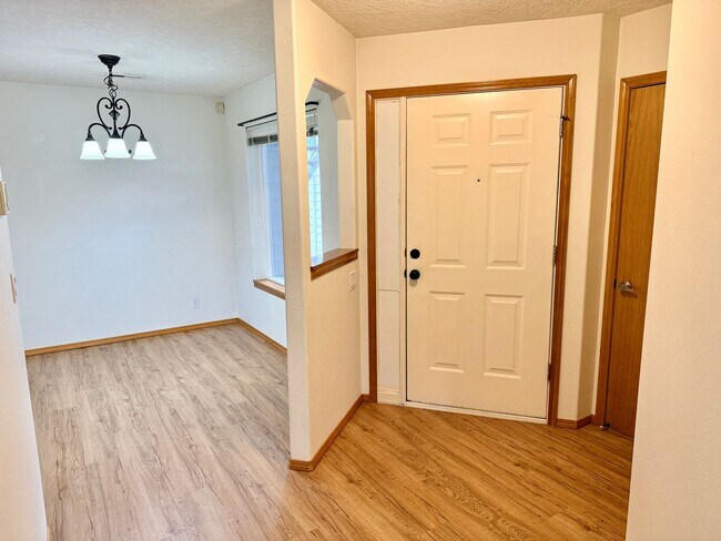 Building Photo - Large 980sq. 1 bedroom apartment with attached garage plus 1 parking space