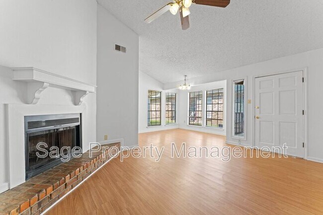 Building Photo - 1142/1144 Willow Creek Dr