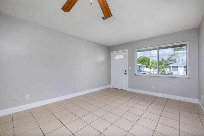Building Photo - 917 SE Nassau Ave