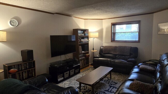 Building Photo - 4215 N Sheridan Rd