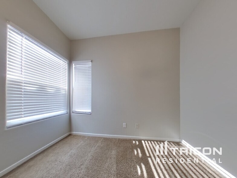Building Photo - 10321 W Monterosa Ave